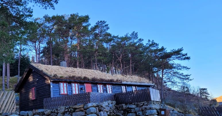 Hytte 2 – tømmerhytte med torvtak