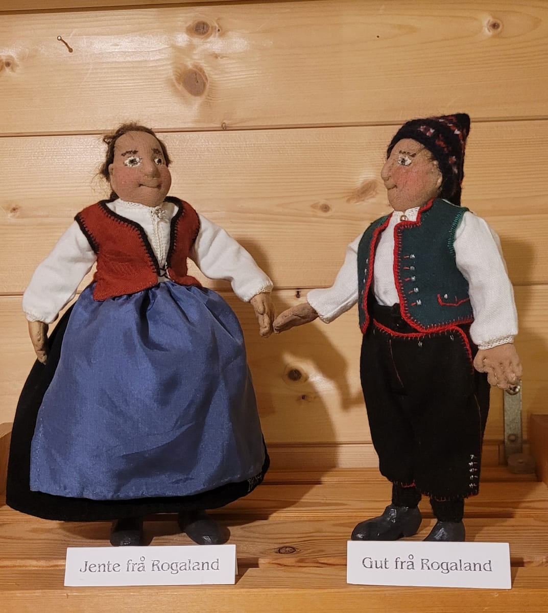Handlaga dukker i bunad – «Jente frå Rogaland» og «Gut frå Rogaland»