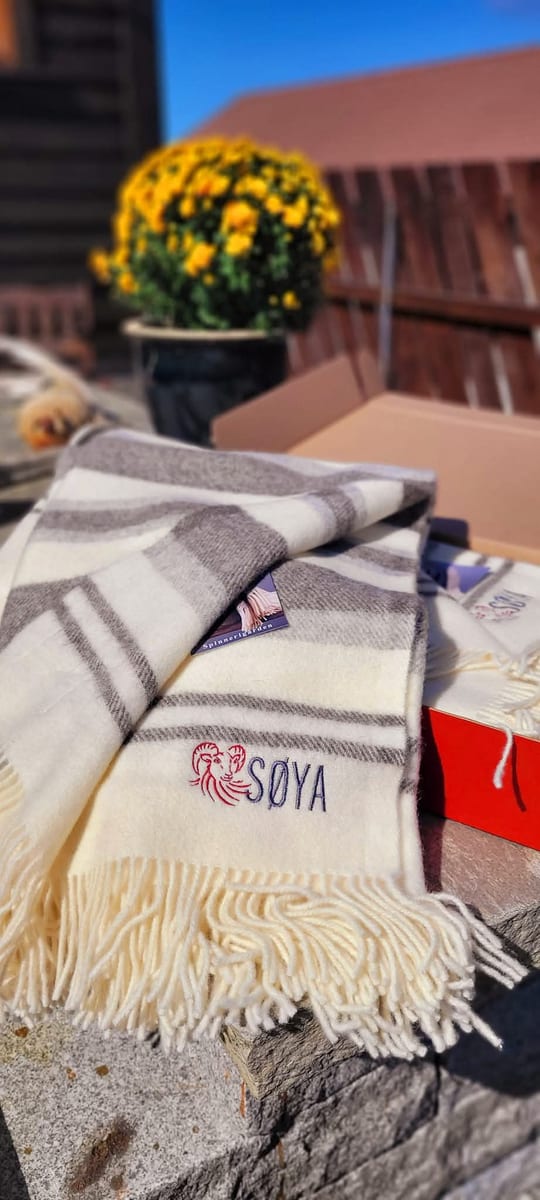 Ullpledd med SØYA-logo