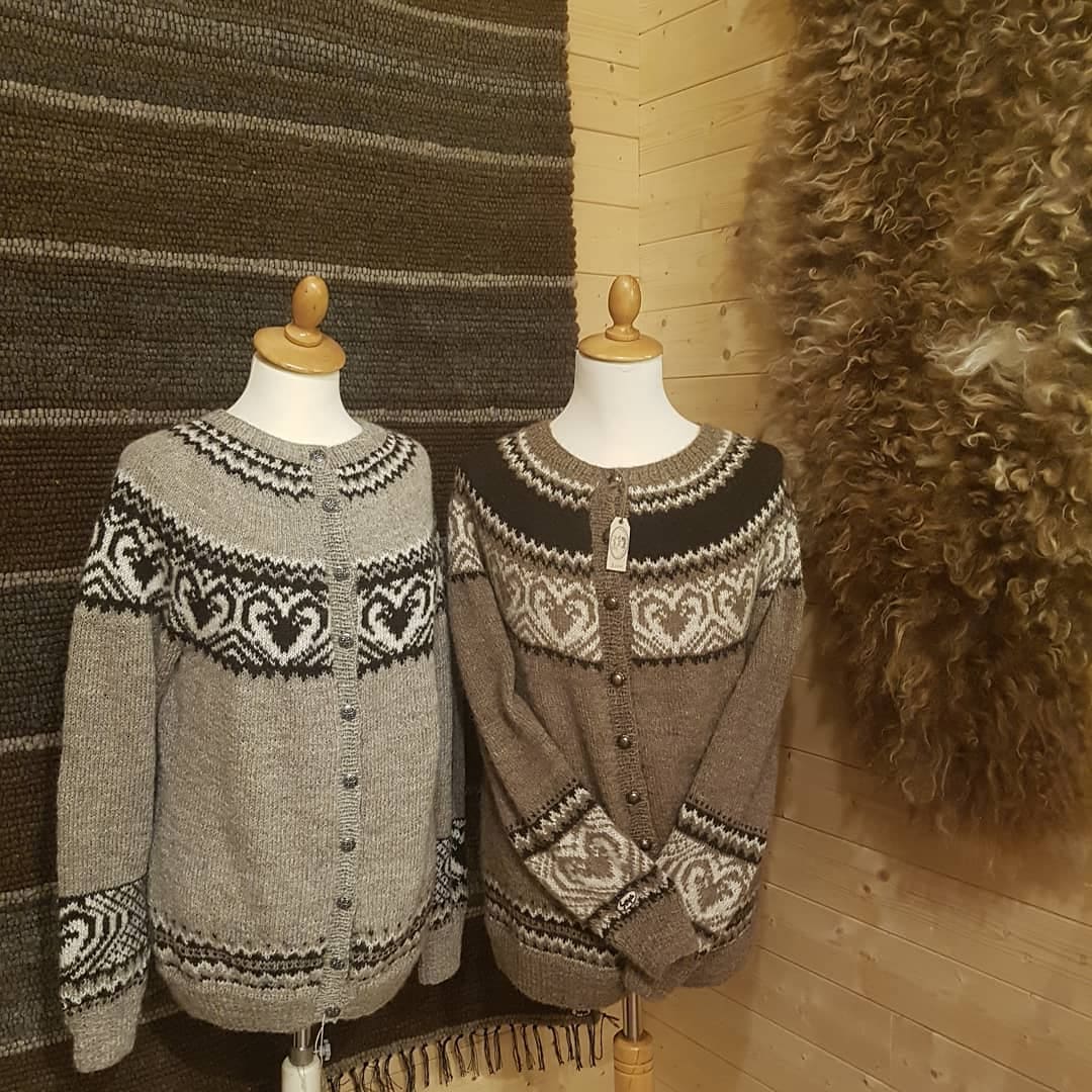 Handstrikka koftar med hjartemønster